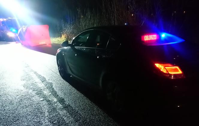 Pomorskie: 72-latek zginął pod kołami auta! Przechodził przez jezdnię w miejscu niewyznaczonym