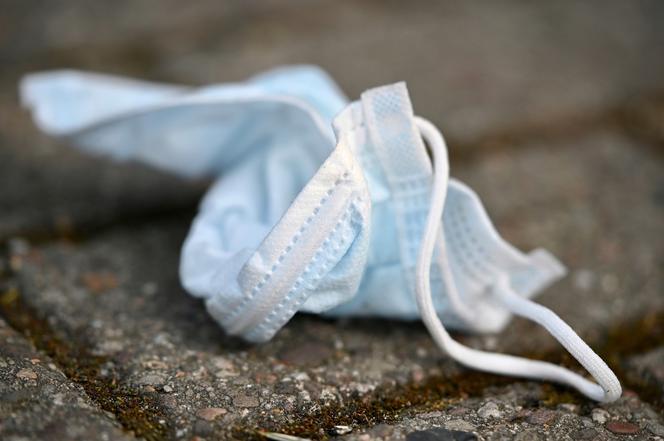Przez maseczkę na brodzie trafił do więzienia! Na mandacie się nie skończyło