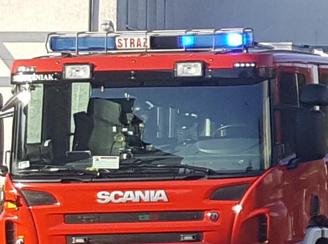 Pożar w Biskupicach. 6 osób straciło dach nad nad głową. Strażak ranny