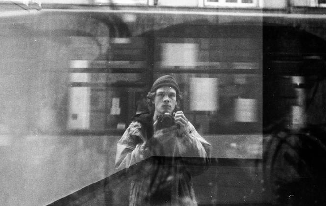 mlody fotograf