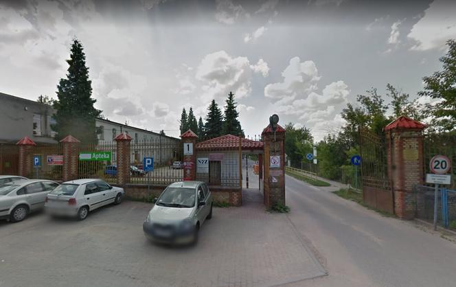 Koronawirus w Podlaskiem. Brama wjazdowa do szpitala w Choroszczy