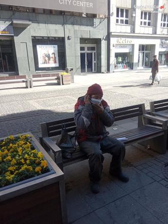 Bezdomni też muszą nosić maseczki! Policjanci z Katowic o to zadbali