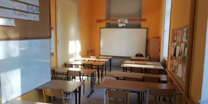 W obecnym budynku szkoły problemem są m.in. niewielkie sale lekcyjne, wąskie korytarze i brak sali gimnastycznej