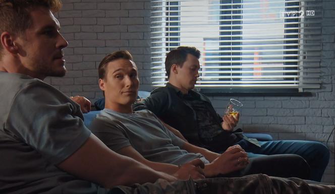 M jak miłość, odcinek 1611: Olek po wyjeździe Izy zamieszka z Marcinem! Bracia Chodakowscy będą topić smutki w alkoholu