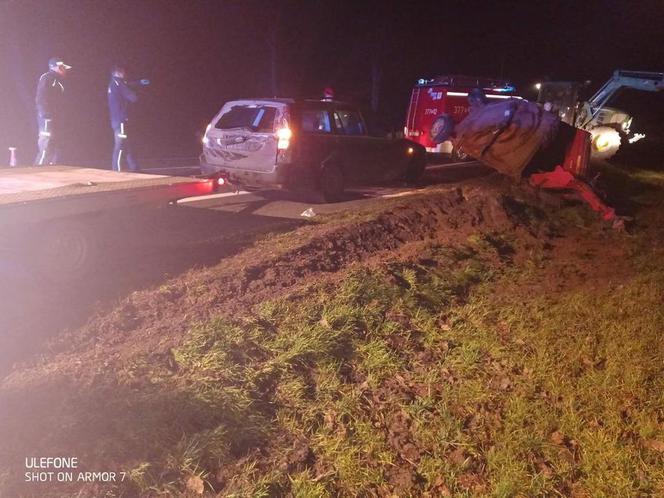 Przykry finał niewłaściwego holowania. Ciągnął 2,5-tonową maszynę rolniczą Fordem Mondeo