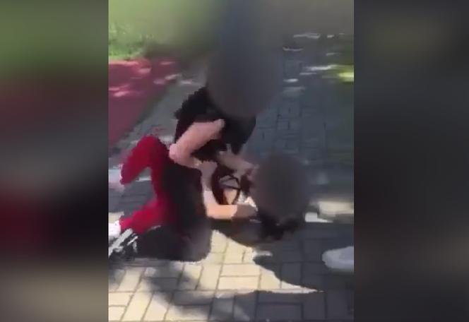 Bójka uczennic przed szkołą w Częstochowie. Przeproś k***a, bo w ryj dostaniesz! W tle śmiech