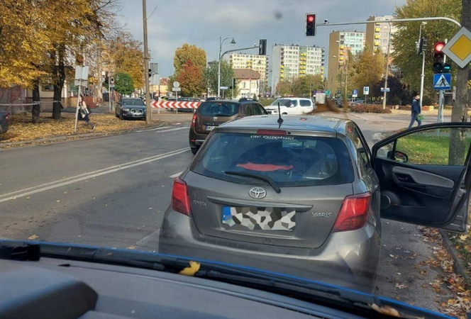 Kierowca Toyoty Yaris zasłabł na środku skrzyżowania