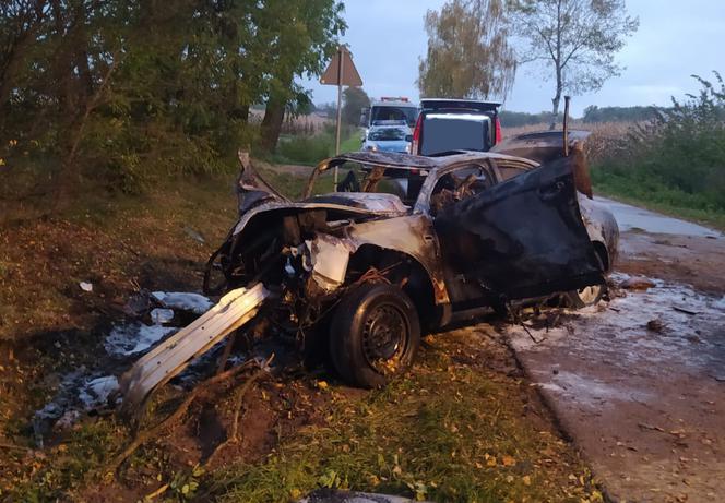 Potworny wypadek w Romanowie na Mazowszu. Auto stanęło w płomieniach. Cztery młode osoby nie żyją!