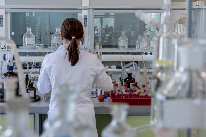 Lekarka w laboratorium analizuje testy na koronawirusa