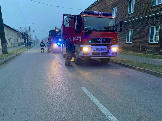 Ciechanów. Trzech ciężko rannych mężczyzn po uderzeniu bmw. Policja: Kierowca zrobił to celowo