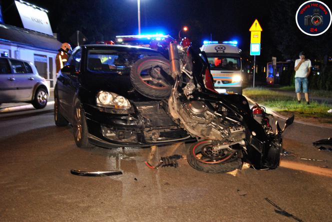 Dramatyczny wypadek motocyklisty w Raszynie. Motocykl dosłownie położył się na samochodzie!