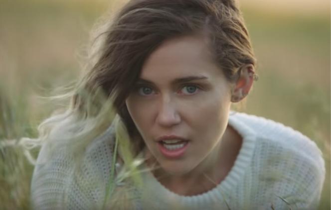 Miley Cyrus w teledysku Malibu