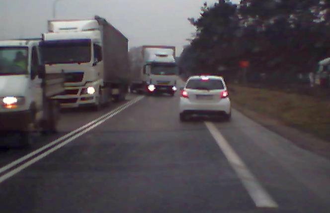Wyskoczył na czołówkę! Kierowców uratował tylko refleks