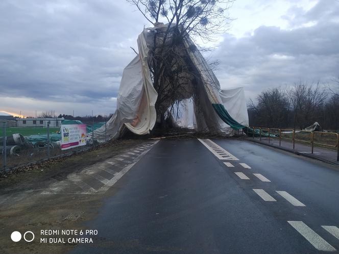 Silny wiatr zerwał konstrukcję namiotu