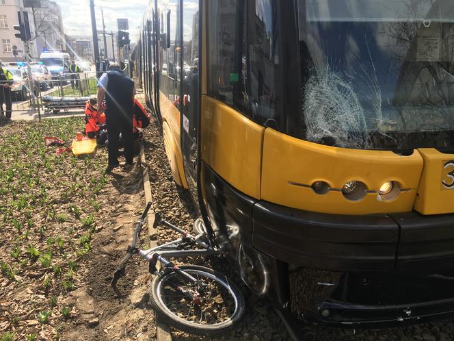 Potrącenie rowerzysty przez tramwaj na Puławskiej