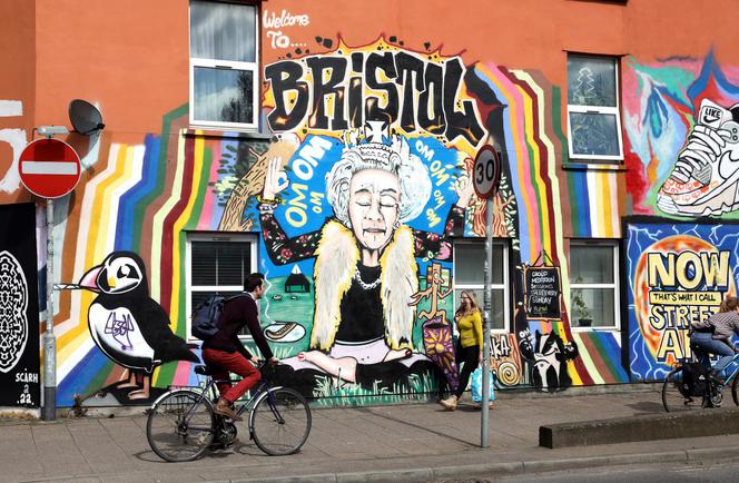 Mural z medytującą królową Elżbietą II