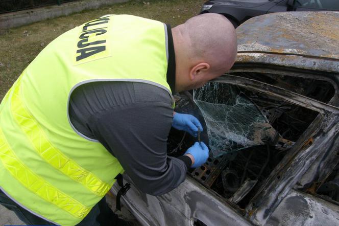 Tragiczny wypadek pod Warszawą Auto w płomieniach po zderzeniu z tirem