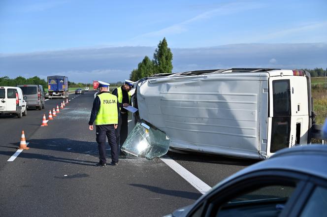 Dachowanie busa na obwodnicy Stargardu. Są ranni!