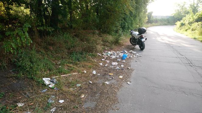 Dzikie wysypisko śmieci przy ulicy Starołęckiej