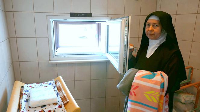 Sosnowiec: Maleńki chłopczyk pozostawiony w oknie życia. Ma zaledwie kilka tygodni