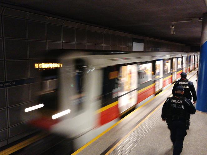 Ogromna znieczulica w metrze. Kobieta prawie upadła, nie pomógł nikt. Niech Pani wymiotuje