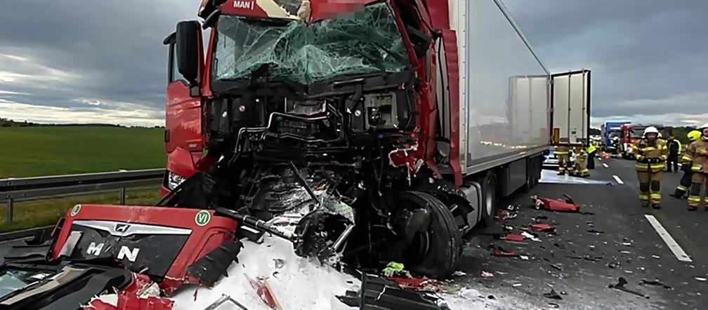 Poważny wypadek na autostradzie A4 Trzy ciężarówki zgniecione Opole