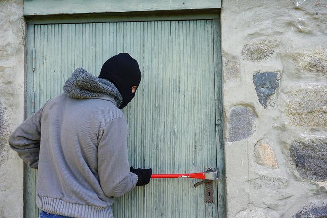 Złodziej wpadł, bo nagrał go monitoring. Pijanego włamywacza znalazła policja