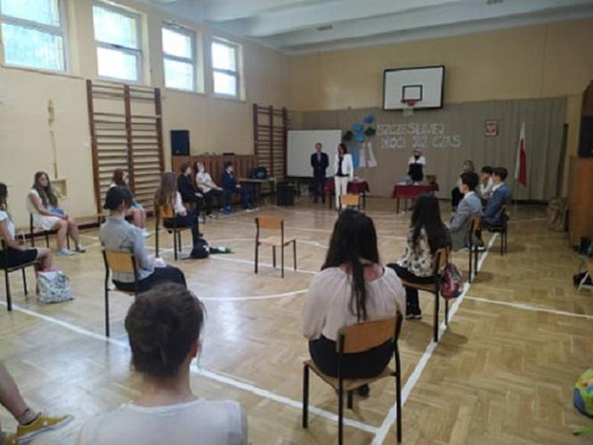 Koniec roku szkolnego w cieniu pandemii. Testy temperatury, dezynfekcja i zdalne ceremonie