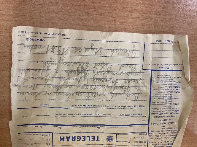 Telegram wsadzony został w butelkę i zamurowany w ścianie dworca