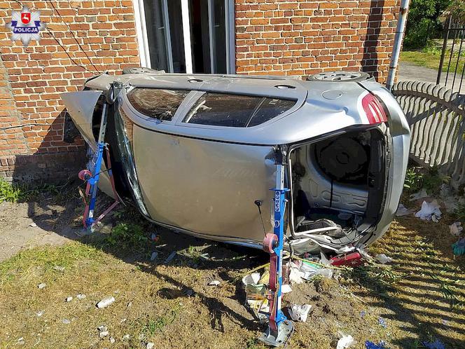 Pijackie manewry zakończył dachowaniem. Wcześniej staranował betonowy mur