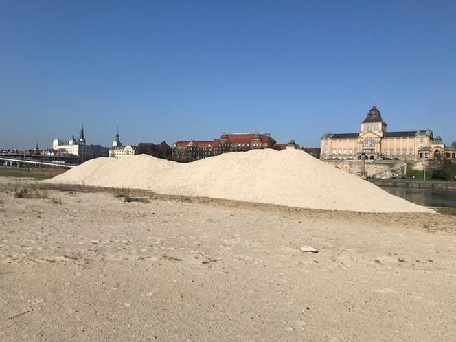 Dostawa morskiego piasku na Wyspę Grodzką