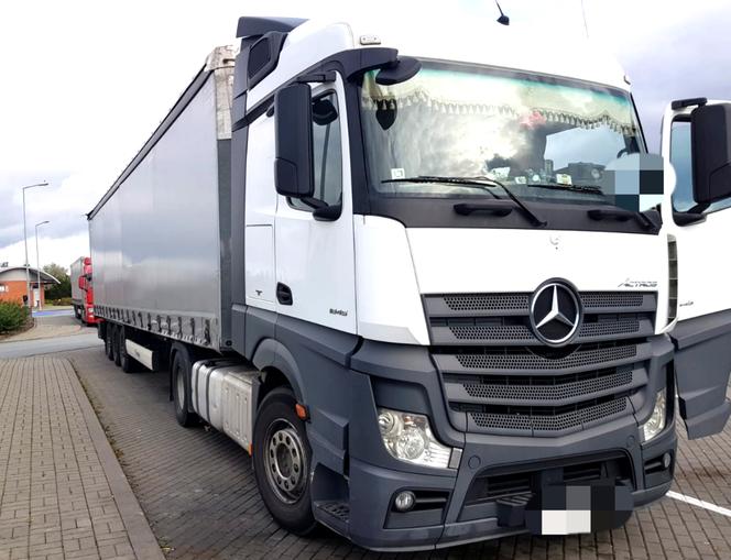 Szarżował TIREM na autostradzie A2. Gdy wyszedł z samochodu, nie potrafił utrzymać równowagi