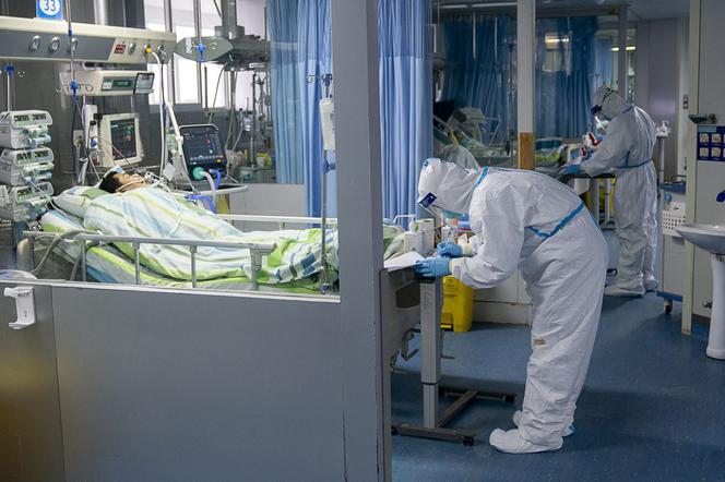 Uwięzieni w Wuhan boją się głodu