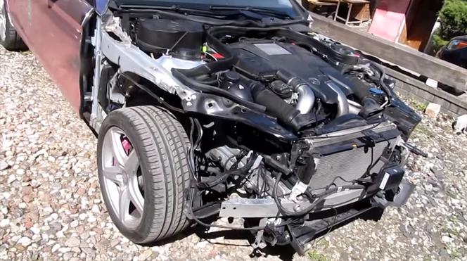 Różowy Mercedes CLS