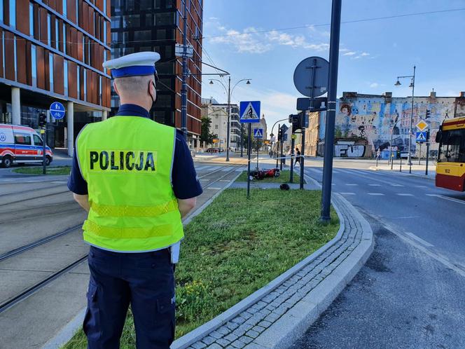 Tragiczny wypadek motocykla na Kilińskiego w Łodzi. Kierowca pijany, pasażer uderzył głową w sygnalizator i ZGINĄŁ