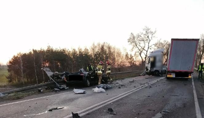 Pątnów: Drogowy KOSZMAR, 29-latek zjechał ze swojego pasa ruchu i doprowadził do czołówki