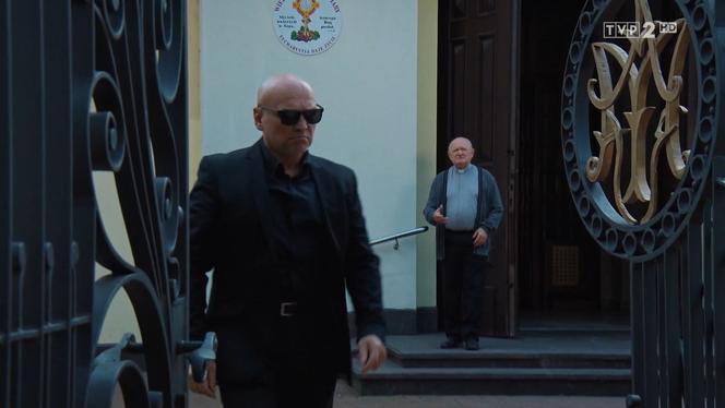 M jak miłość, odcinek 1562: Zabójca w kościele przed ślubem Janka i Soni. Ksiądz go spłoszy, ale bandyta nie odpuści - WIDEO