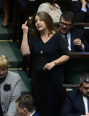 Joanna Lichocka. Przez wulgarny gest straciła pracę u Dudy