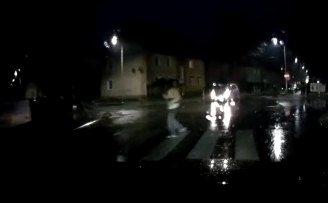 Pieszy jest niemal niewidoczny na nagraniu