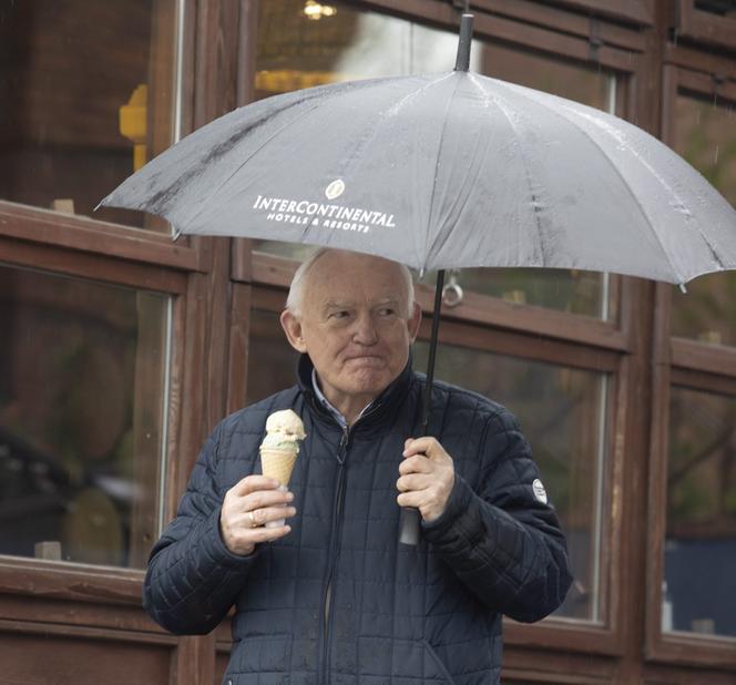 Leszek Miller wybrał sie na lody w zimną i deszczową majówkę