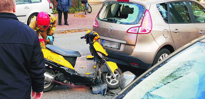Skuterzysta rozbił głową renault