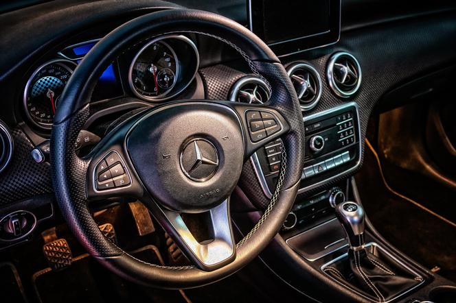 Trzebinia. Kierowca mercedesa poszedł zapłacić za paliwo. Takiej kradzieży się nie spodziewał
