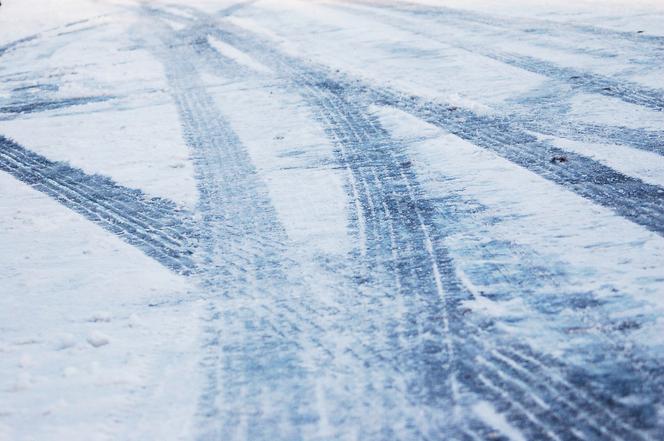 Kręcił bączki na oblodzonym parkingu. Jechały z nim dzieci