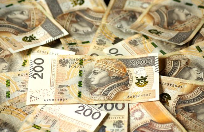 Znaleziono kopertę wypełnioną banknotami. Pomorska policja szuka właściciela pieniędzy