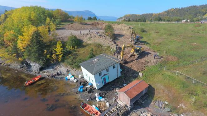 Chcieli zburzyć im dom przepłynęli z nim zatokę