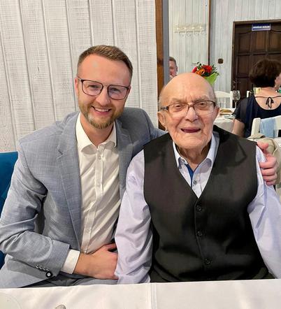 Poseł Paweł Szramka wraz z dziadkiem