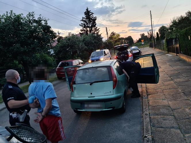 Zduńska Wola. Pędził ulicami miasta, próbując zgubić radiowóz. Poszedł prosto ZA KRATKI