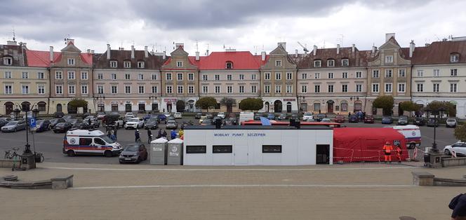 Mobilny punkt szczepień przeciw Covid-19 na Pl. Zamkowym w Lublinie