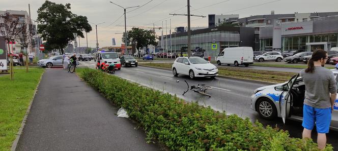 Potrącenie rowerzysty w Toruniu. Cyklista trafił do szpitala