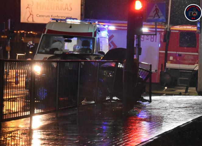Karetka wioząca ciężarną kobietę roztrzaskana